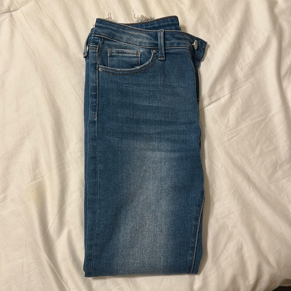Super cute butt lifting stretchy jeans.